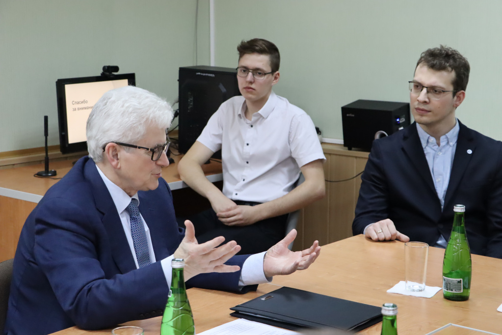 1_Директор НВАЭС Владимир Поваров на встрече со студентами НВПИ.JPG